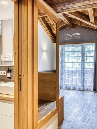 Doppelwaschbecken mit Blick ins Zimmer im Familien Loft im Naturresort Puradies Doppelwaschbecken mit Blick ins Zimmer im Familien Loft im Naturresort Puradies