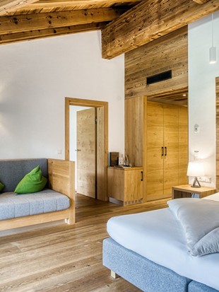 Sitzbank und Doppelbett mit Kleiderschrank im Familien Loft im Naturresort Puradies Sitzbank und Doppelbett mit Kleiderschrank im Familien Loft im Naturresort Puradies