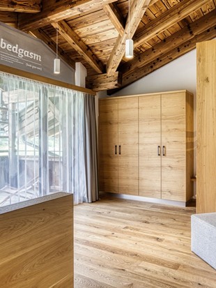 Kleiderschrank und Schreibtisch mit Balkonzugang im Familien Loft im Naturresort Puradies Kleiderschrank und Schreibtisch mit Balkonzugang im Familien Loft im Naturresort Puradies