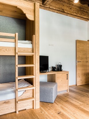 Zusätzlicher Wohnbereich mit Etagenbett und Sofa im Familien Loft im Naturresort Puradies Zusätzlicher Wohnbereich mit Etagenbett und Sofa im Familien Loft im Naturresort Puradies