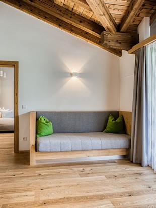 Sitzbereich mit Blick ins Schlafzimmer im Familien Loft im Naturresort Puradies Sitzbereich mit Blick ins Schlafzimmer im Familien Loft im Naturresort Puradies
