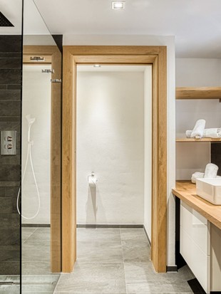 Badezimmer mit Dusche und Doppelwaschbecken im Familien Loft im Naturresort Puradies Badezimmer mit Dusche und Doppelwaschbecken im Familien Loft im Naturresort Puradies