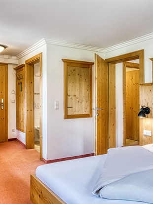 Eingangsbereich und Doppelbett im Genießer Familienzimmer im Naturresort Puradies