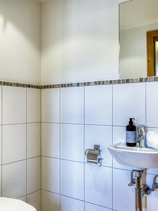 Badezimmer mit WC im Genießer Familienzimmer im Naturresort Puradies