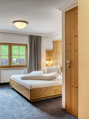 Blick durch die Zimmertür ins Genießerzimmer im Naturresort Puradies