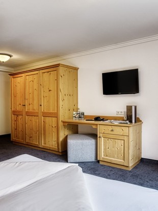 Schreibtisch und Kleiderschrank im Genießerzimmer im Naturresort Puradies