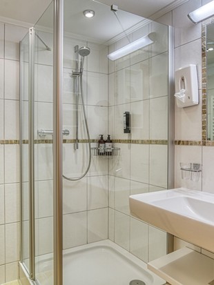 Badezimmer mit Dusche im Genießerzimmer im Naturresort Puradies
