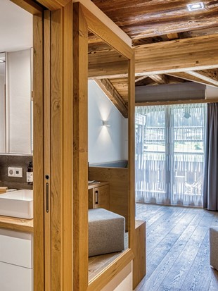 Doppelwaschbecken mit Blick ins Zimmer im Natur Loft im Naturresort Puradies