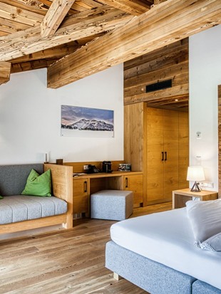 Sitzbank und Doppelbett mit Kleiderschrank im Natur Loft im Naturresort Puradies