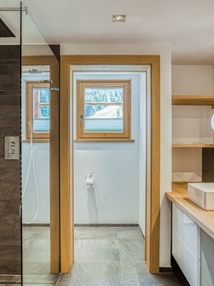 Badezimmer mit Dusche und Doppelwaschbecken im Natur Loft im Naturresort Puradies