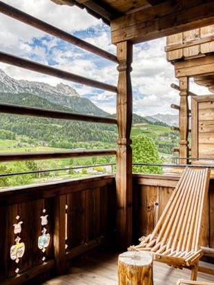 Balkon mit Liegestühlen und Bergblick der Premium Suite im Naturresort Puradies
