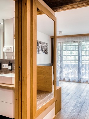 Doppelwaschbecken mit Blick ins Zimmer der Premium Suite im Naturresort Puradies