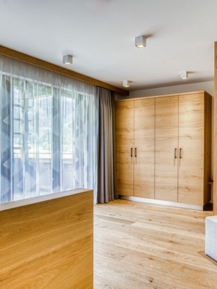 Kleiderschrank und Schreibtisch mit Fensterblick in der Premium Suite im Naturresort Puradies