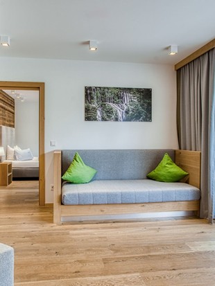 Sitzbereich mit Blick ins Schlafzimmer in der Premium Suite im Naturresort Puradies