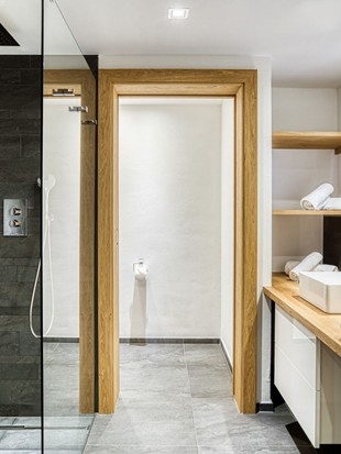 Badezimmer mit Dusche und Doppelwaschbecken in der Premium Suite im Naturresort Puradies