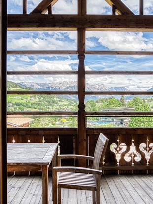 Balkon mit Sitzgruppe und Ausblick auf das Resort der Privat Spa Suite Wolke 7 im Naturresort Puradies Balkon mit Sitzgruppe und Ausblick auf das Resort der Privat Spa Suite Wolke 7 im Naturresort Puradies