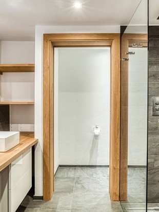 Badezimmer mit Dusche und Waschbecken mit Blick zum WC in der Privat Spa Suite Wolke 7 im Naturresort Puradies Badezimmer mit Dusche und Waschbecken mit Blick zum WC in der Privat Spa Suite Wolke 7 im Naturresort Puradies