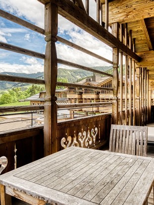 Balkon mit Sitzgruppe und Loungebereich der Privat Spa Suite Wolke 7 im Naturresort Puradies Balkon mit Sitzgruppe und Loungebereich der Privat Spa Suite Wolke 7 im Naturresort Puradies