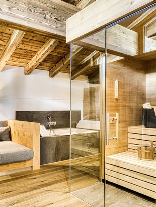 Daybed, Badewanne und private Sauna in der Privat Spa Suite Wolke 7 im Naturresort Puradies Daybed, Badewanne und private Sauna in der Privat Spa Suite Wolke 7 im Naturresort Puradies