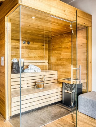 Private Sauna mit Saunaofen in der Privat Spa Suite Wolke 7 im Naturresort Puradies Private Sauna mit Saunaofen in der Privat Spa Suite Wolke 7 im Naturresort Puradies