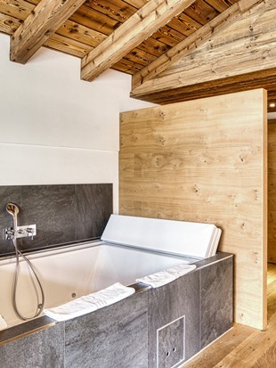 Freistehende Badewanne mit Nackenkissen in der Privat Spa Suite Wolke 7 im Naturresort Puradies Freistehende Badewanne mit Nackenkissen in der Privat Spa Suite Wolke 7 im Naturresort Puradies