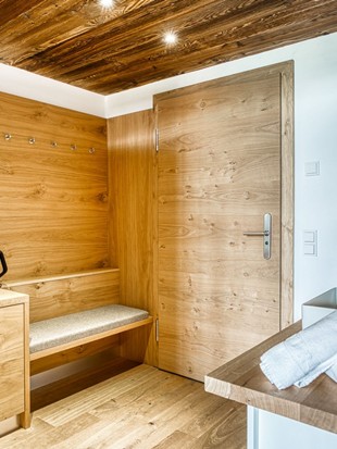 Eingangsbereich mit Sitzbank und Waschbecken in der Privat Spa Suite Wolke 7 im Naturresort Puradies Eingangsbereich mit Sitzbank und Waschbecken in der Privat Spa Suite Wolke 7 im Naturresort Puradies