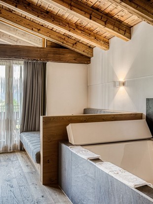 Freistehende Badewanne mit Daybed in der Privat Spa Suite Wolke 7 im Naturresort Puradies Freistehende Badewanne mit Daybed in der Privat Spa Suite Wolke 7 im Naturresort Puradies