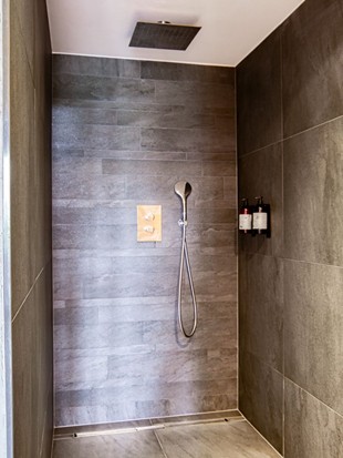 Begehbare Dusche in der Privat Spa Suite Wolke 7 im Naturresort Puradies Begehbare Dusche in der Privat Spa Suite Wolke 7 im Naturresort Puradies