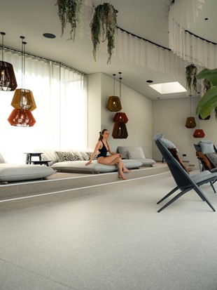 Person im Badeanzug sitzt im Ruheraum mit Hängeleuchten – Heaven Spa, Naturresort Puradies, Leogang, Salzburger Land Person im Badeanzug im Ruheraum mit Hängeleuchten, Naturresort Puradies in Leogang