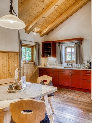 Wohn-Essbereich mit Küche im Privat Spa Chalet Plus im Naturresort Puradies Wohn-Essbereich mit Küche im Privat Spa Chalet Plus im Naturresort Puradies