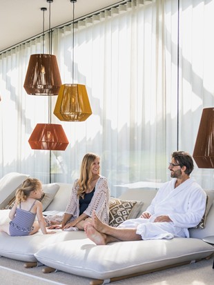 Familie auf Liegen im Ruheraum des Heaven Spa, Naturresort Puradies, Leogang, Salzburger Land Familie auf Liegen im Ruheraum des Heaven Spa, Puradies Leogang