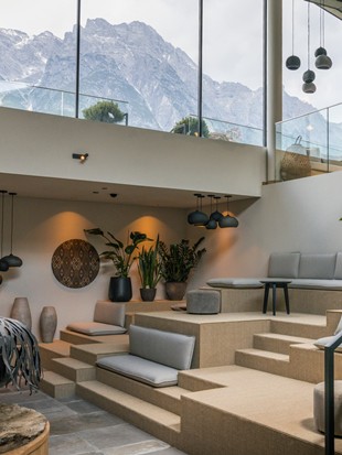 Kaminlounge im Heaven Spa mit terrassierten Sitzstufen und Bergblick – Naturresort Puradies, Leogang, Salzburger Land Kaminlounge im Heaven Spa mit Sitzstufen und Bergblick, Puradies Leogang