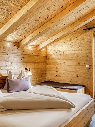 Schlafzimmer im Privat Spa Chalet Deluxe im Naturresort Puradies Schlafzimmer im Privat Spa Chalet Deluxe im Naturresort Puradies