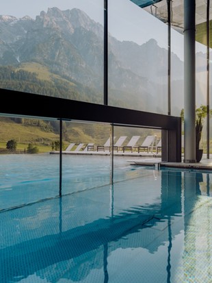 Pool des Heaven Spa mit fließendem Übergang und Bergpanorama – Naturresort Puradies, Leogang, Salzburger Land Pool des Heaven Spa mit Bergpanorama, Puradies Leogang