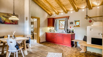 Küche und Kamin im Privat Spa Chalet im Naturresort Puradies