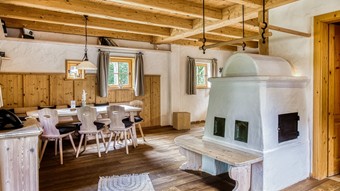 Essbereich mit Kachelofen im Privat Spa Chalet Deluxe im Naturresort Puradies