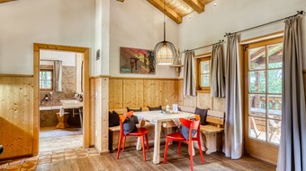 Essbereich mit Zugang zur Terrasse im Privat Spa Chalet Puradies x Moroso im Naturresort Puradies
