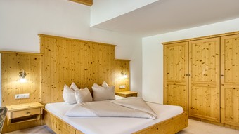 Doppelbett mit Kleiderschrank im Genießer Familienappartement im Naturresort Puradies Doppelbett mit Kleiderschrank im Genießer Familienappartement im Naturresort Puradies