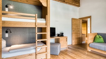 Zusätzlicher Wohnbereich mit Etagenbett und Sofa im Familien Loft im Naturresort Puradies Zusätzlicher Wohnbereich mit Etagenbett und Sofa im Familien Loft im Naturresort Puradies