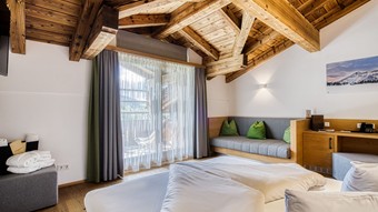 Doppelbett mit Sitzbank und Balkonzugang im Natur Loft im Naturresort Puradies Doppelbett mit Sitzbank und Balkonzugang im Natur Loft im Naturresort Puradies