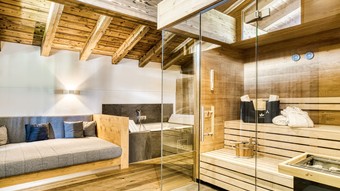 Daybed, Badewanne und private Sauna in der Privat Spa Suite Wolke 7 im Naturresort Puradies Daybed, Badewanne und private Sauna in der Privat Spa Suite Wolke 7 im Naturresort Puradies
