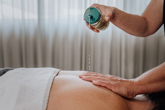 Rückenmassage mit Öl im Heaven Spa, Naturresort Puradies, Leogang, Salzburger Land Massageöl wird auf den Rücken aufgetragen, Heaven Spa, Puradies Leogang