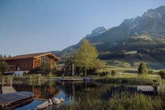 Naturbadeteich mit Saunahaus und Bergpanorama – Naturresort Puradies, Leogang, Salzburger Land Naturbadeteich mit Saunahaus und Bergpanorama, Puradies Leogang