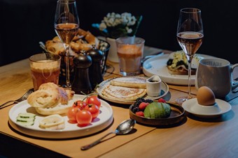 Reichhaltiges Frühstück im Restaurant des Naturresort Puradies, Leogang, Salzburger Land Reichhaltiger Frühstückstisch im Hotelrestaurant, Puradies Leogang