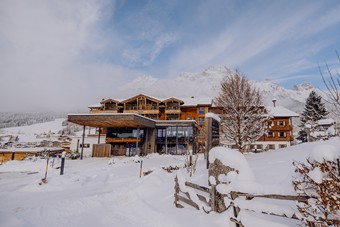 Main entrance and front view in winter, Puradies Leogang