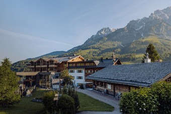 Blick vom Chaletdorf zum Hotel im Morgenlicht, Naturresort Puradies, Leogang, Salzburger Land Blick vom Chaletdorf zum Hotel im Morgenlicht, Puradies Leogang
