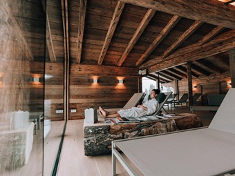 erson entspannt im Ruheraum des Saunahauses mit Winterlandschaft im Blick – Heaven Spa, Naturresort Puradies, Leogang, Salzburger Land Person entspannt im winterlichen Ruheraum, Saunahaus Heaven Spa, Naturresort Puradies in Leogang