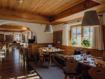 Hotelrestaurant mit gedeckten Tischen, Naturresort Puradies in Leogang