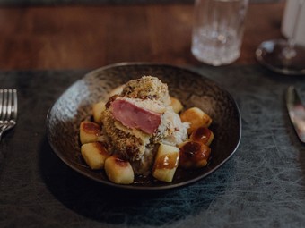 Hotel mit Halbpension im Salzburger Land – Naturküche im Puradies Leogang Schön angerichtete Speise mit Fleisch und kleinen Kartoffeln.