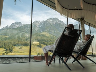 Zwei Personen entspannen im Ruheraum mit Bergpanorama – Heaven Spa, Naturresort Puradies, Leogang, Salzburger Land Zwei Personen entspannen im Ruheraum mit Bergblick, Naturresort Puradies in Leogang
